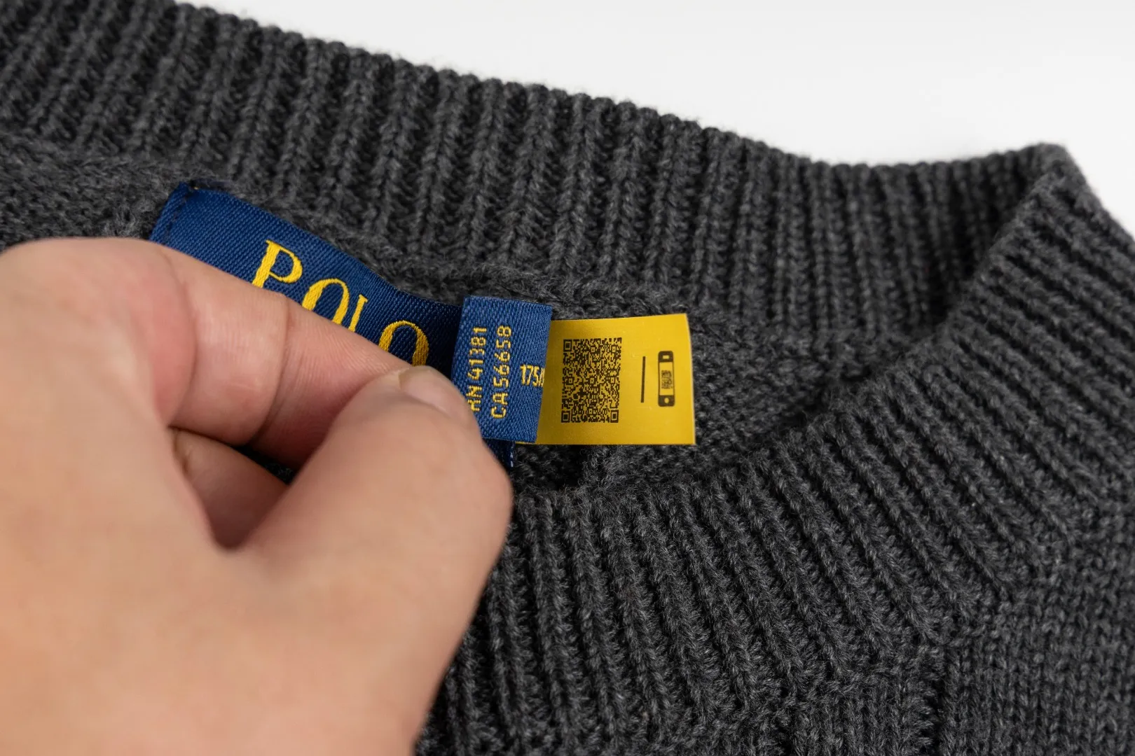 P230 #R93 RALPH LAUREN Ralph Lauren twelve colors classic small label embroidery logo seven-button knitted cable cardigan sweater women's top, high-density LOGO embroidery on the chest, original customization of tag accessories. Made of pure cotton yarn, pure cotton is skin-friendly and comfortable, small label war horse embroidered twist button cardigan sweater 🐎 high quality, follow the blogger to learn how to wear it! Let’s buy a Ralph Lauren cable sweater. It’s a super hard-to-find series after it became popular. It’s hard to find one on the official website. It’s simple and practical to wear, with a lazy and loose feel. The thickened fabric has more texture, feels soft and delicate, and has a loose fit. Whether worn alone or layered, you can wear different styles of fashion with just one piece!   Size: